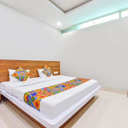 Fabhotel Raghumani Palace 乌贾因 外观 照片