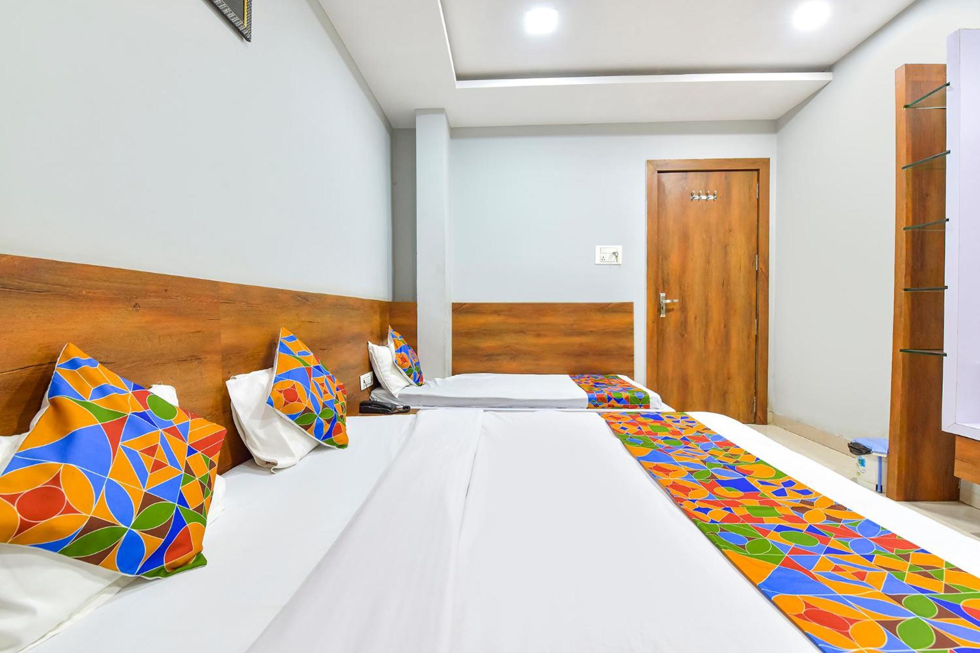 Fabhotel Raghumani Palace 乌贾因 外观 照片