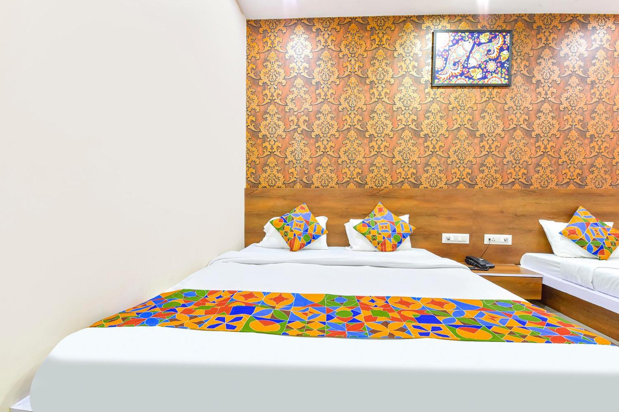 Fabhotel Raghumani Palace 乌贾因 外观 照片