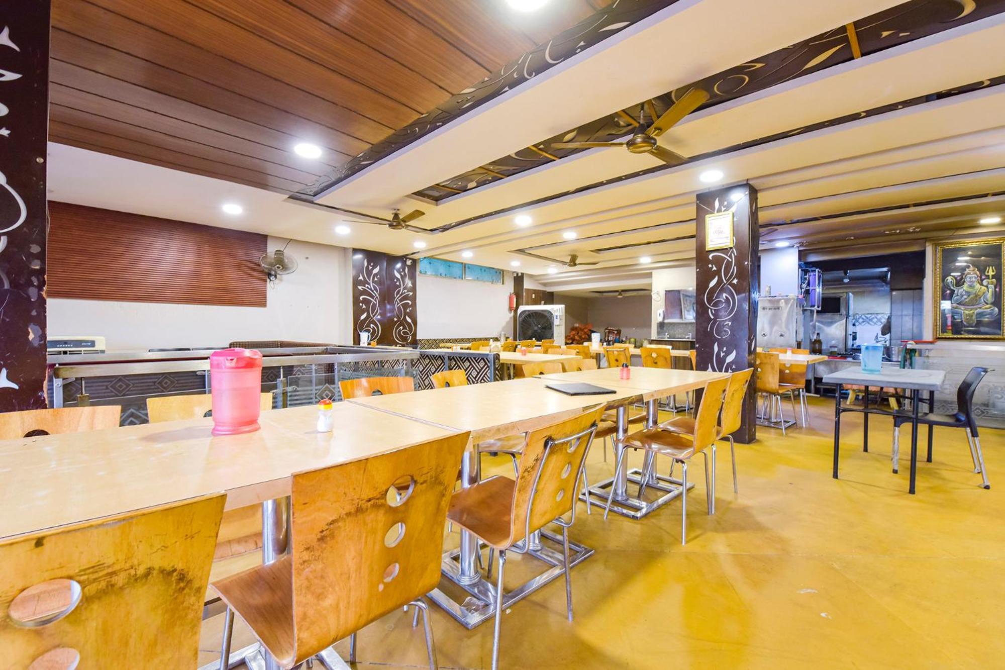 Fabhotel Raghumani Palace 乌贾因 外观 照片