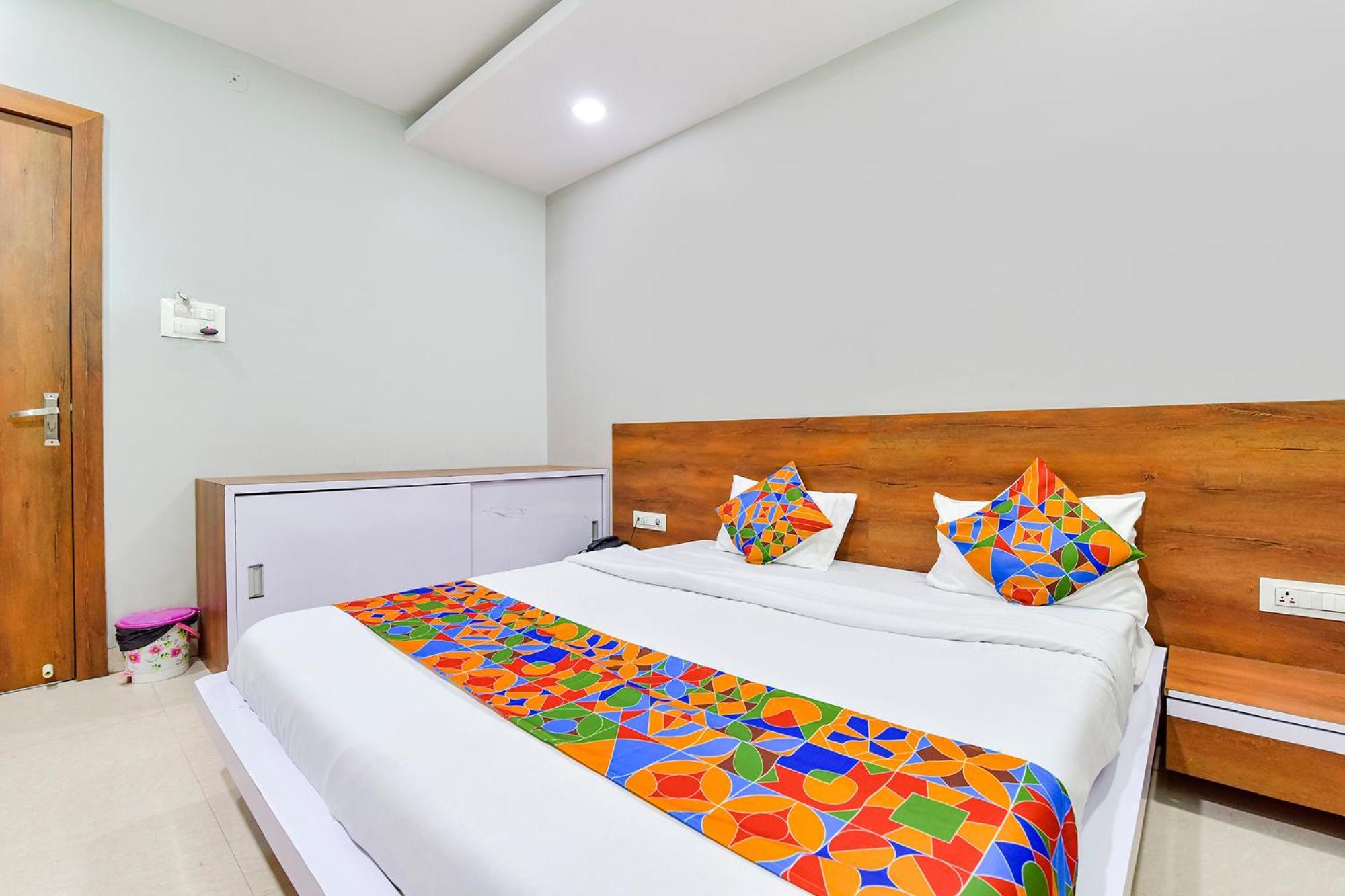 Fabhotel Raghumani Palace 乌贾因 外观 照片