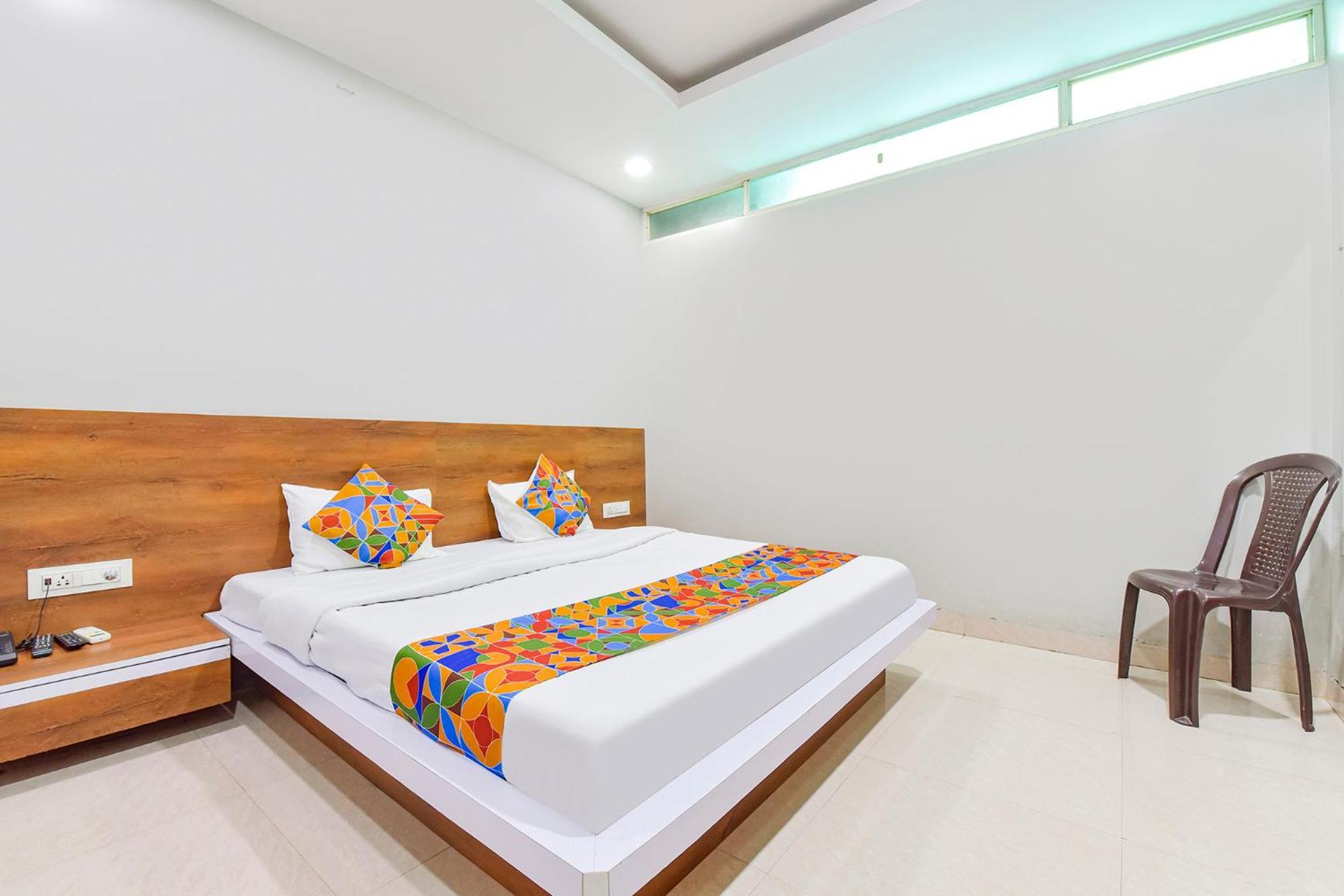 Fabhotel Raghumani Palace 乌贾因 外观 照片