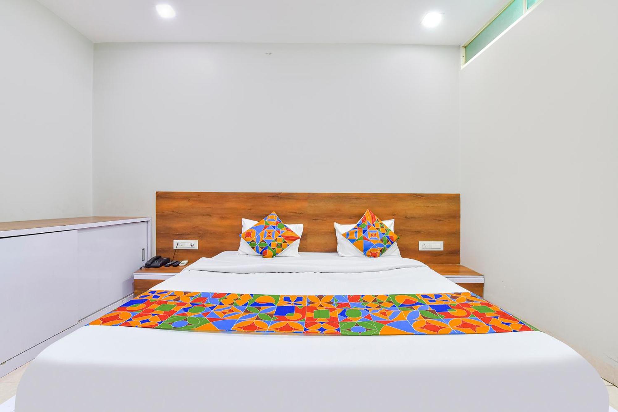 Fabhotel Raghumani Palace 乌贾因 外观 照片