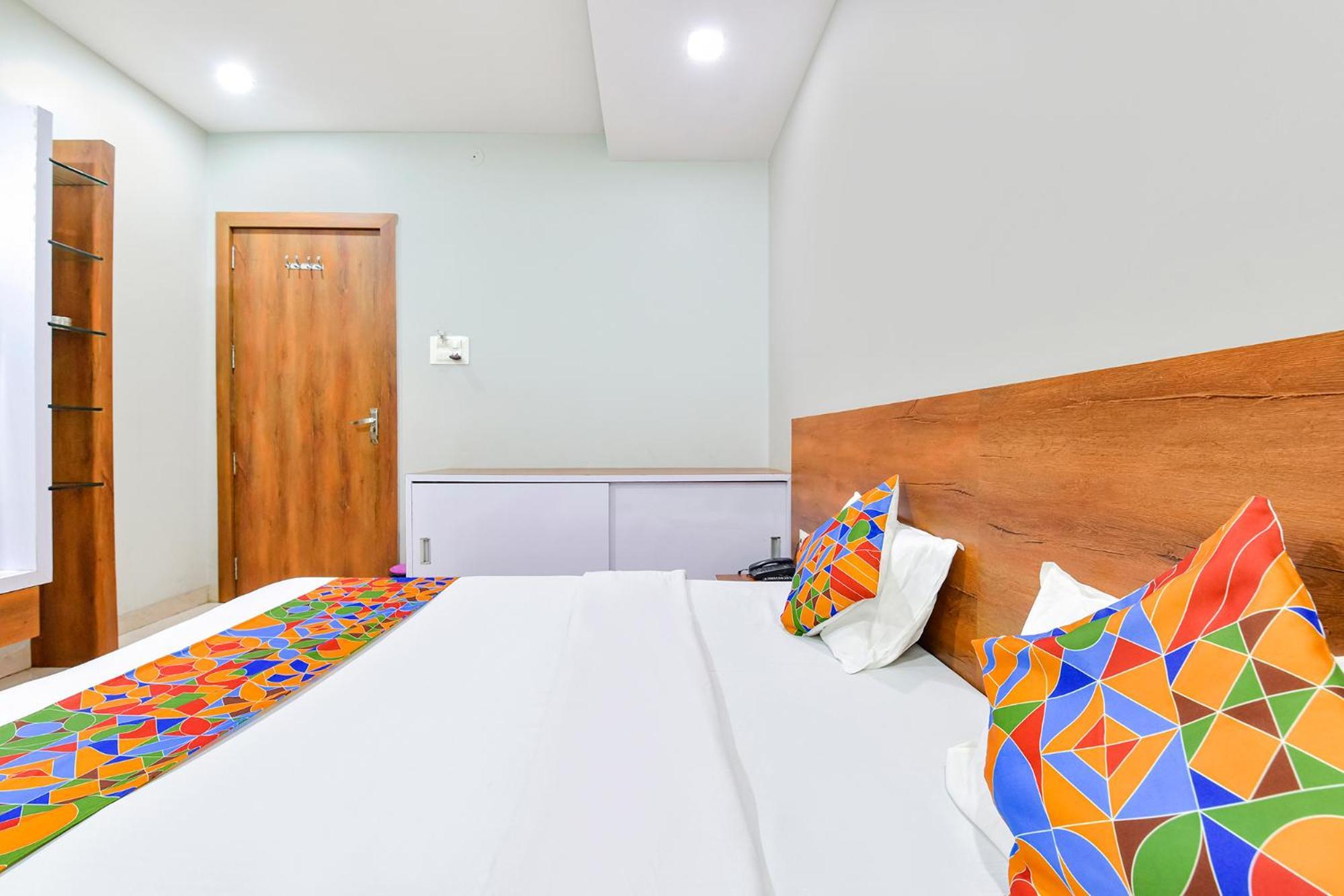 Fabhotel Raghumani Palace 乌贾因 外观 照片