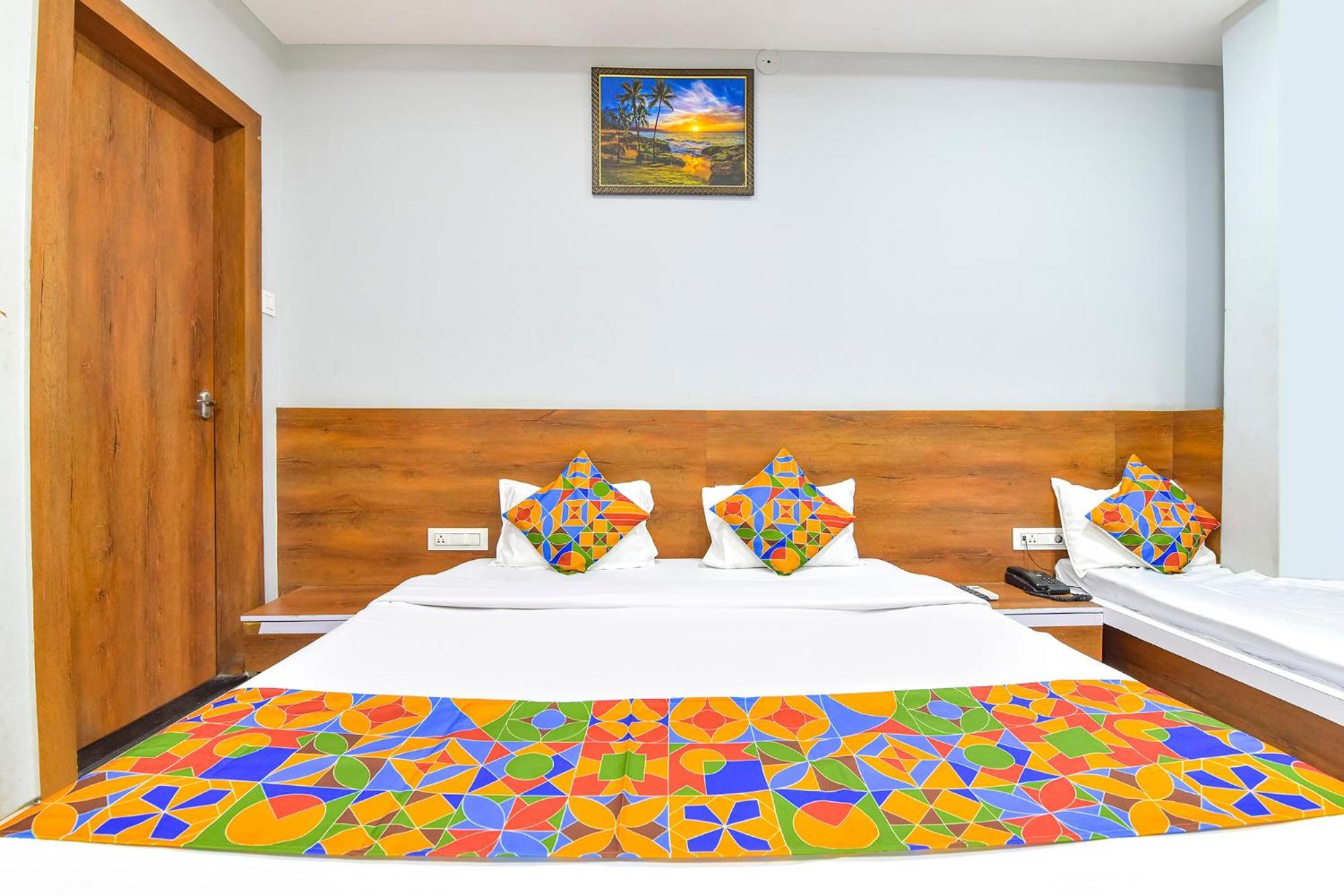 Fabhotel Raghumani Palace 乌贾因 外观 照片