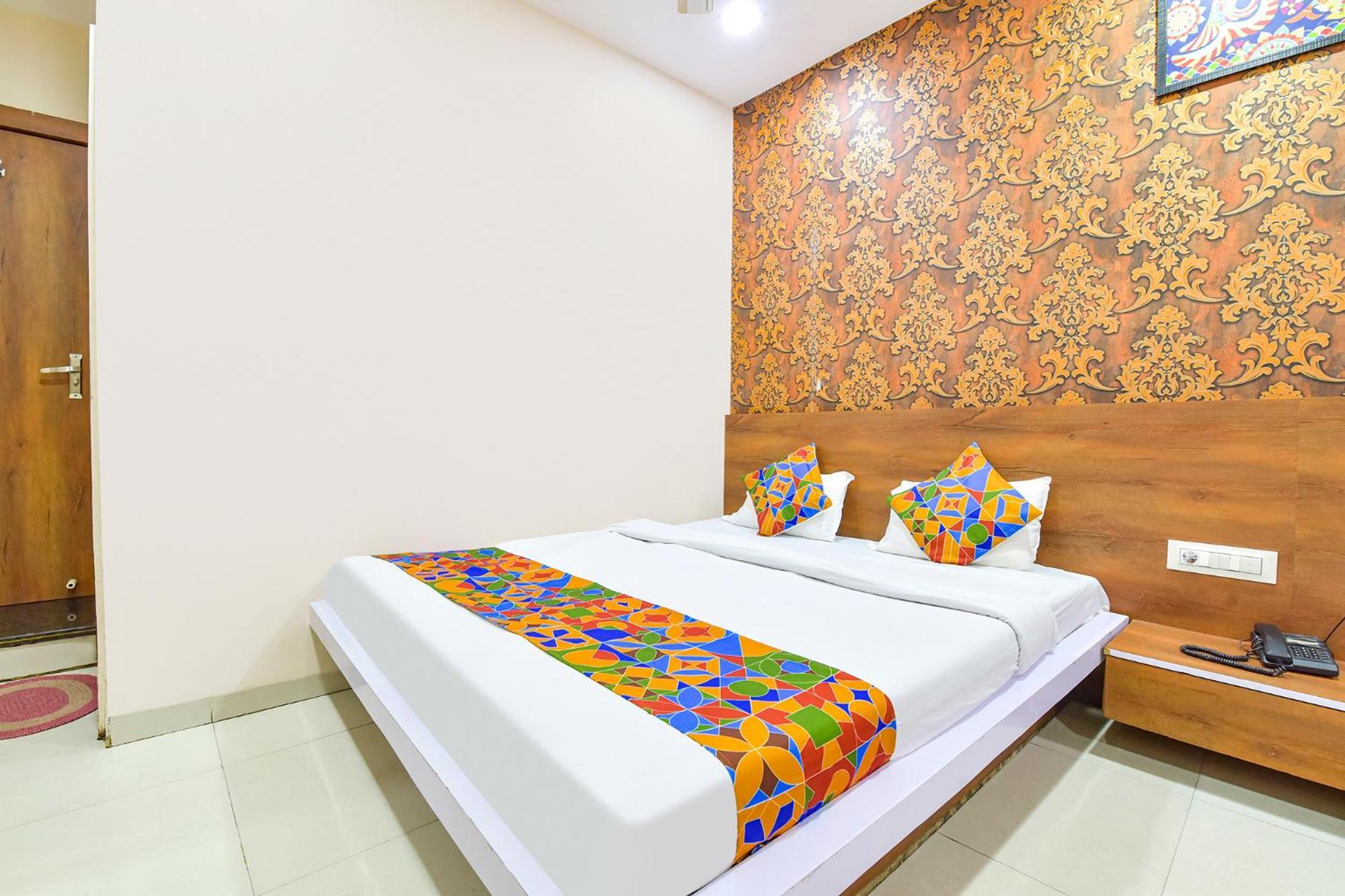 Fabhotel Raghumani Palace 乌贾因 外观 照片