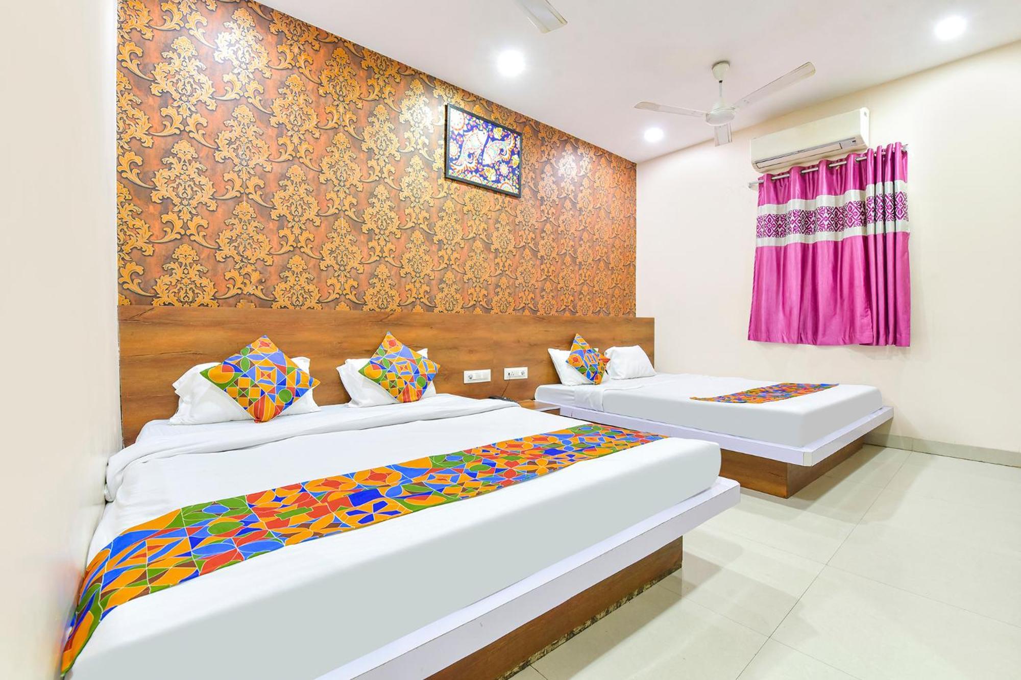 Fabhotel Raghumani Palace 乌贾因 外观 照片