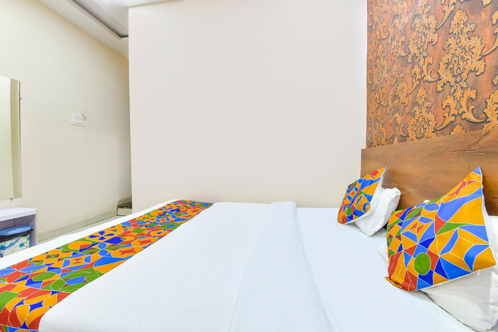 Fabhotel Raghumani Palace 乌贾因 外观 照片